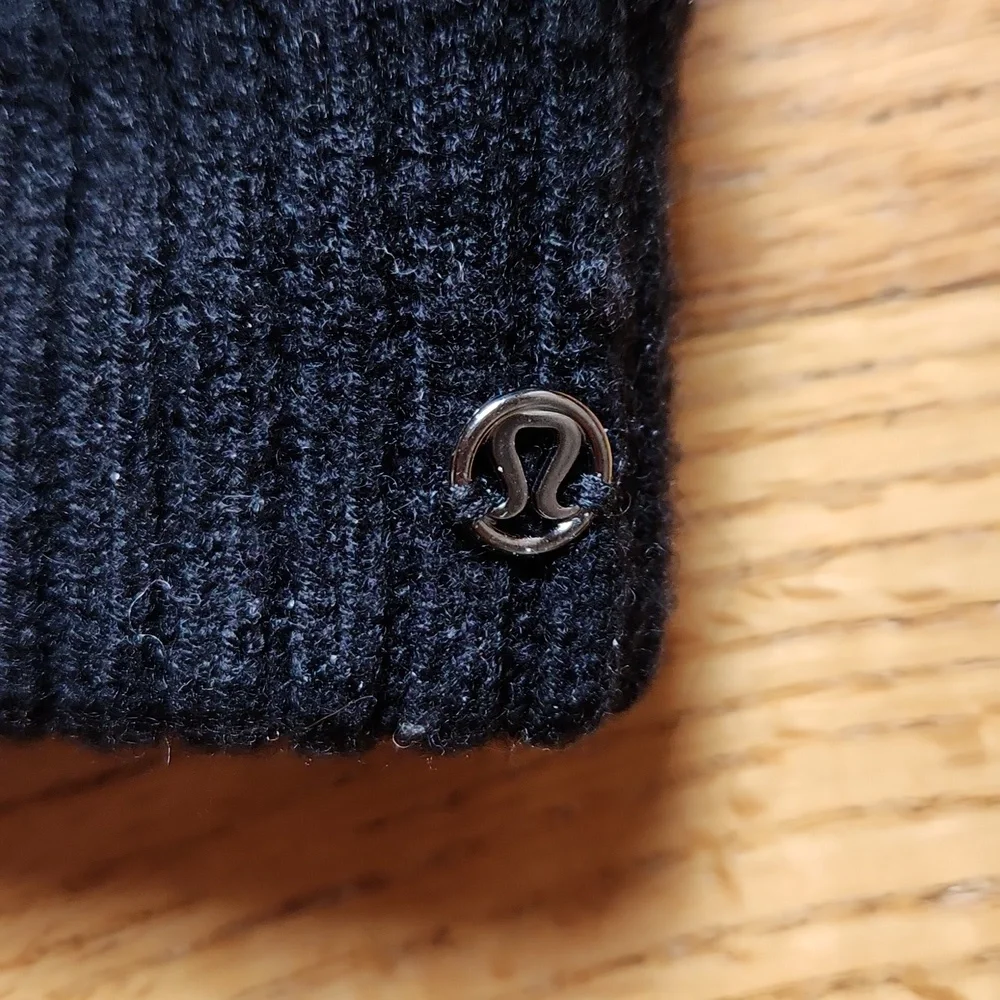 Lululemon Falling Freely 100% merino wool heathered black/white neck warmer